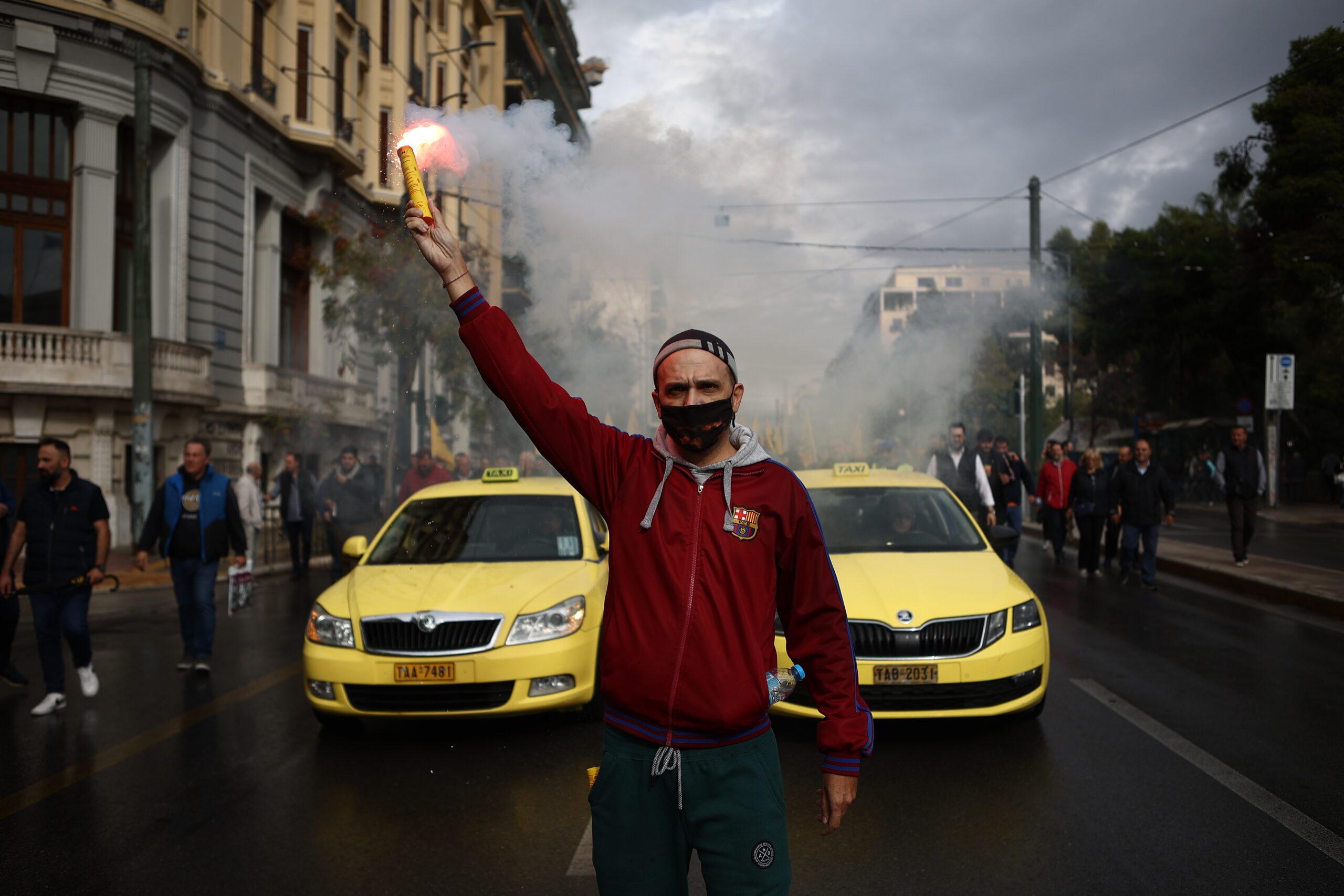 Ταξί: Χειρόφρενο τραβούν οι οδηγοί για 48ωρες ενάντια στο φορολογικό νομοσχέδιο