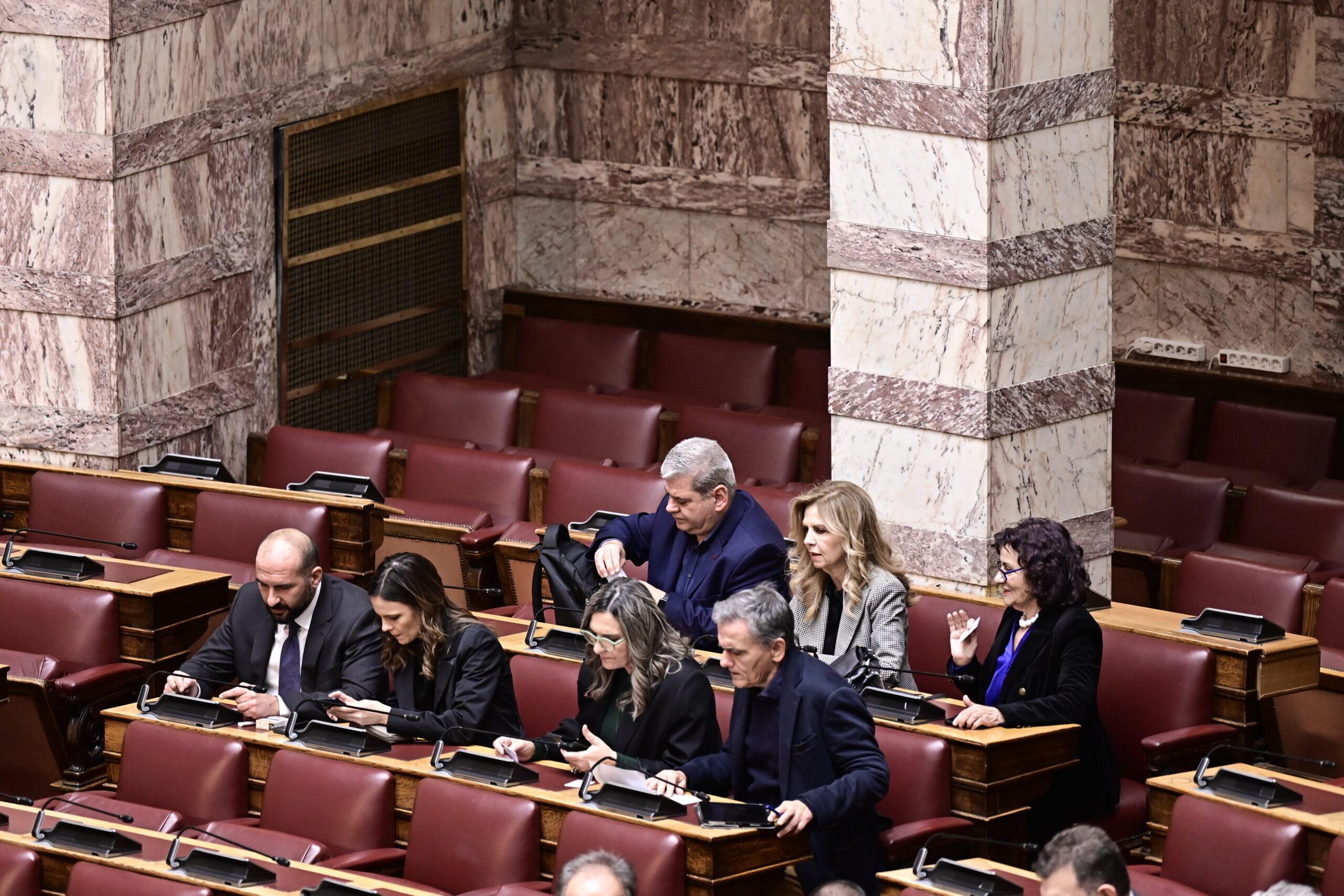 Διαφορετική «γραμμή» από τον ΣΥΡΙΖΑ απ’ την ομάδα των «11» για τα «κόκκινα» δάνεια – Δεν καταψήφισαν