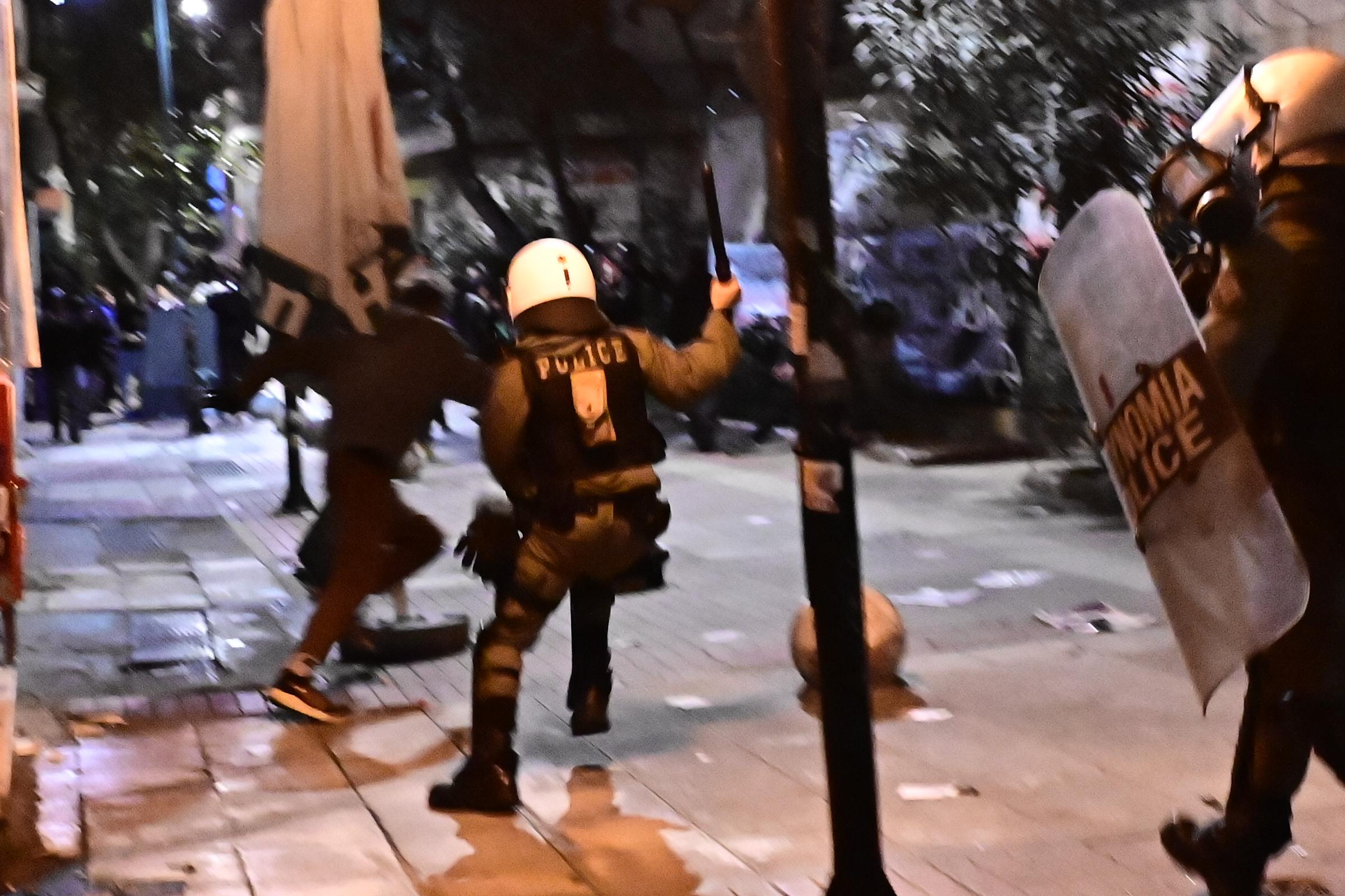 Πατησίων: Επίθεση με μολότοφ σε διμοιρία των ΜΑΤ έξω από το Πολυτεχνείο