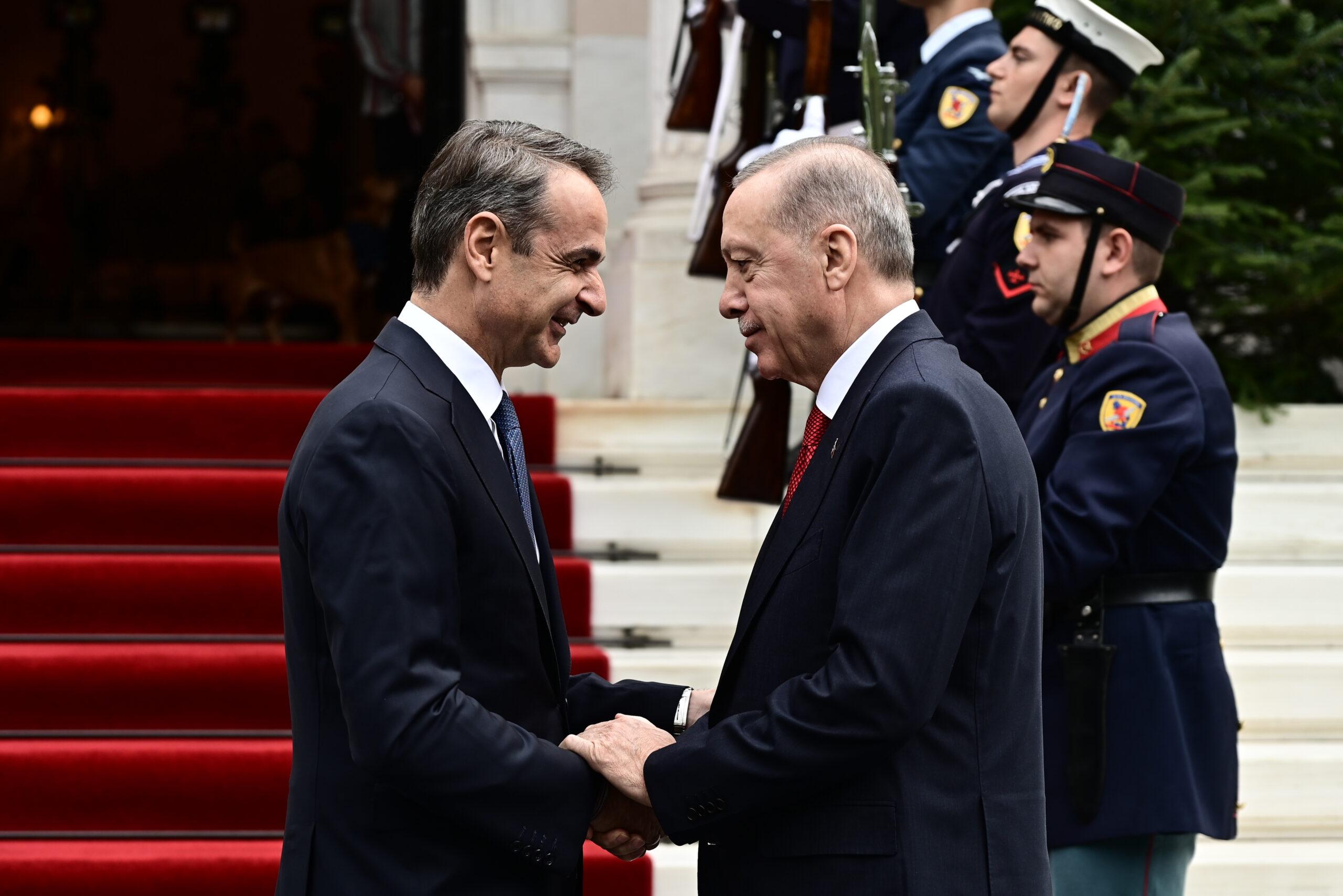 Σε εξέλιξη η συνάντηση Μητσοτάκη – Ερντογάν – Χαμόγελα και από τους δύο ηγέτες