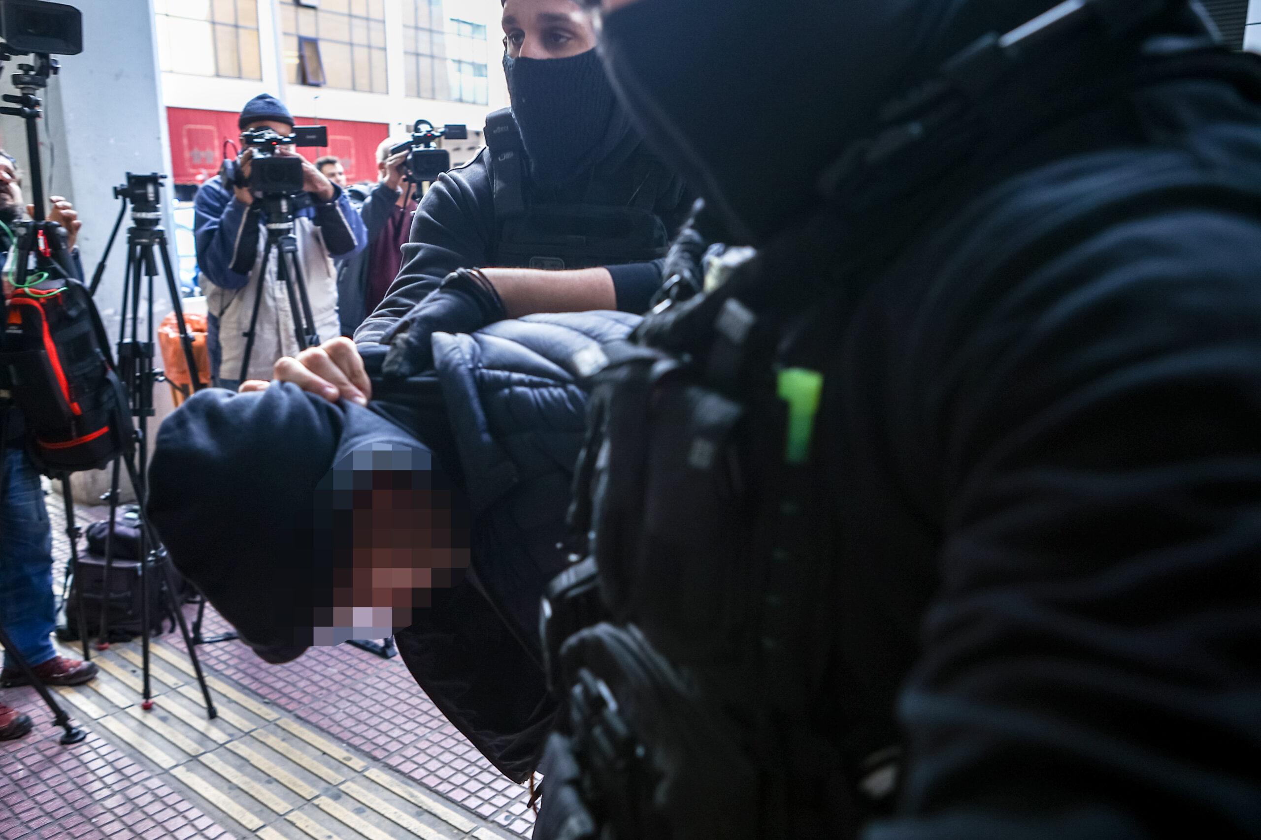 Βρέθηκε πυρίτιδα στα χέρια του 18χρονου συλληφθέντα για τον τραυματισμό του αστυνομικού – Στο «κάδρο» και ο 16χρονος αδερφός του