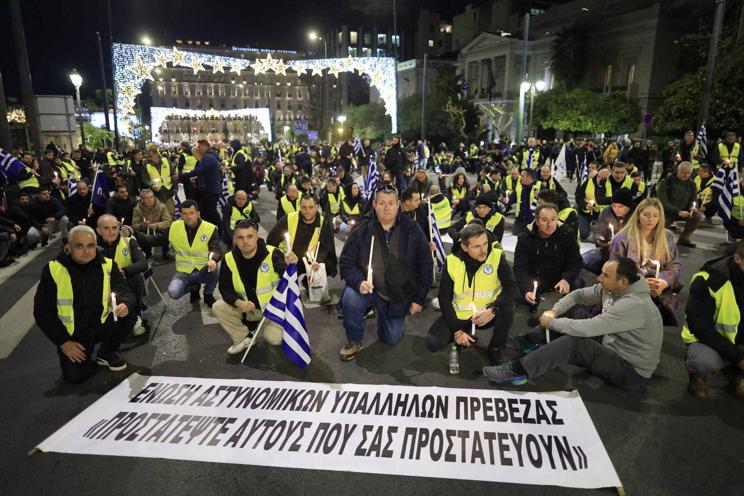 Αθήνα: Καθιστική διαμαρτυρία ενστόλων έξω από την Παλαιά Βουλή