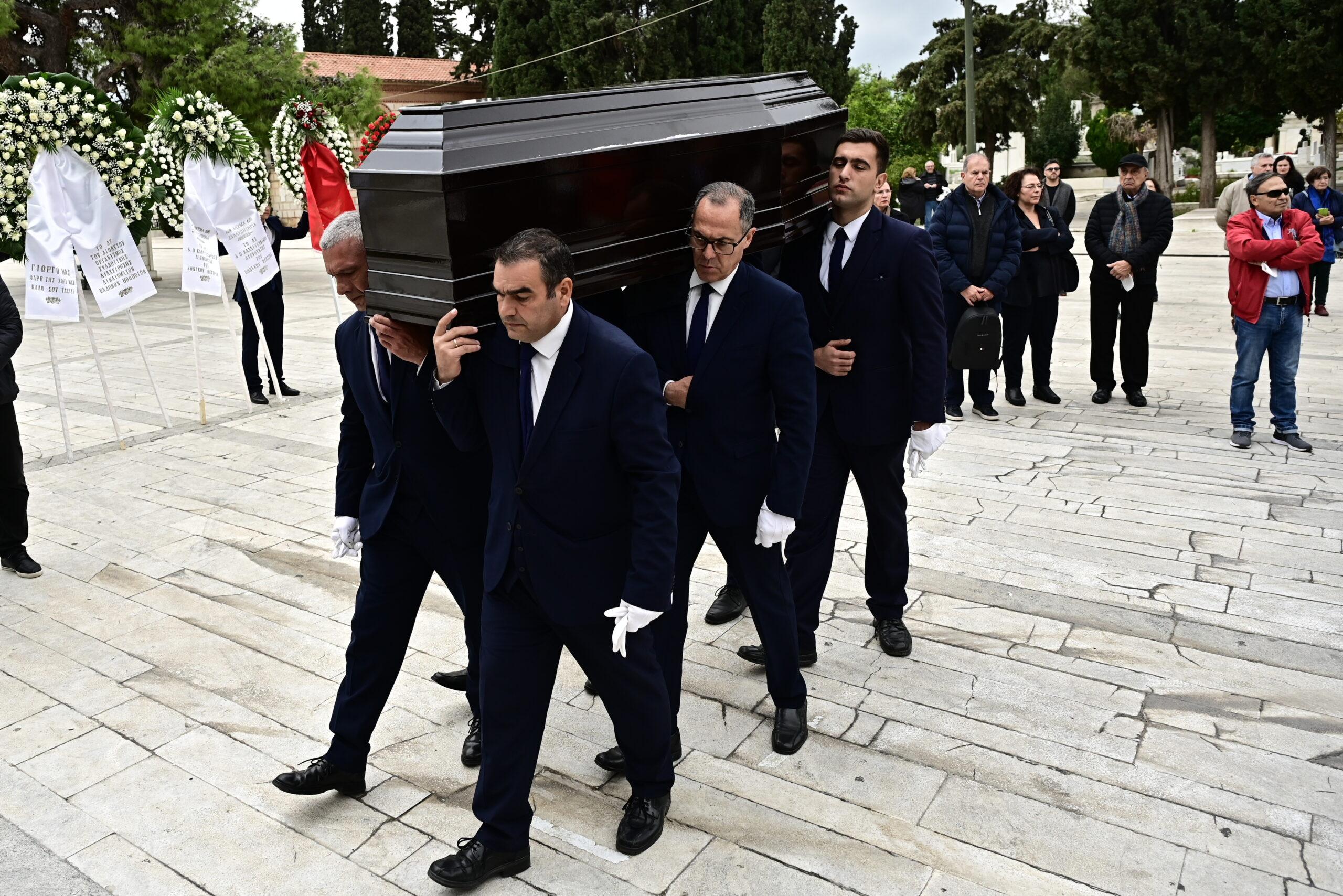 Συγγενείς και φίλοι αποχαιρετούν τον ηθοποιό Γιώργο Μιχαλακόπουλο