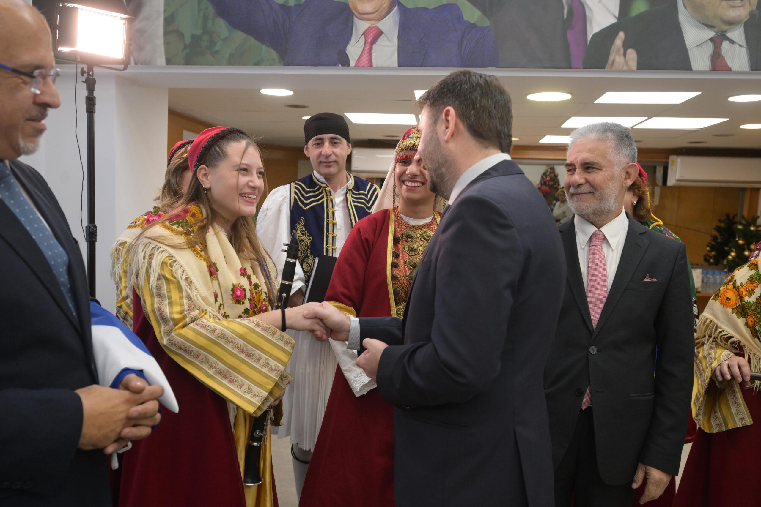 Τσακώνικα κάλαντα απόλαυσε ο Νίκος Ανδρουλάκης στην Χαριλάου Τρικούπη