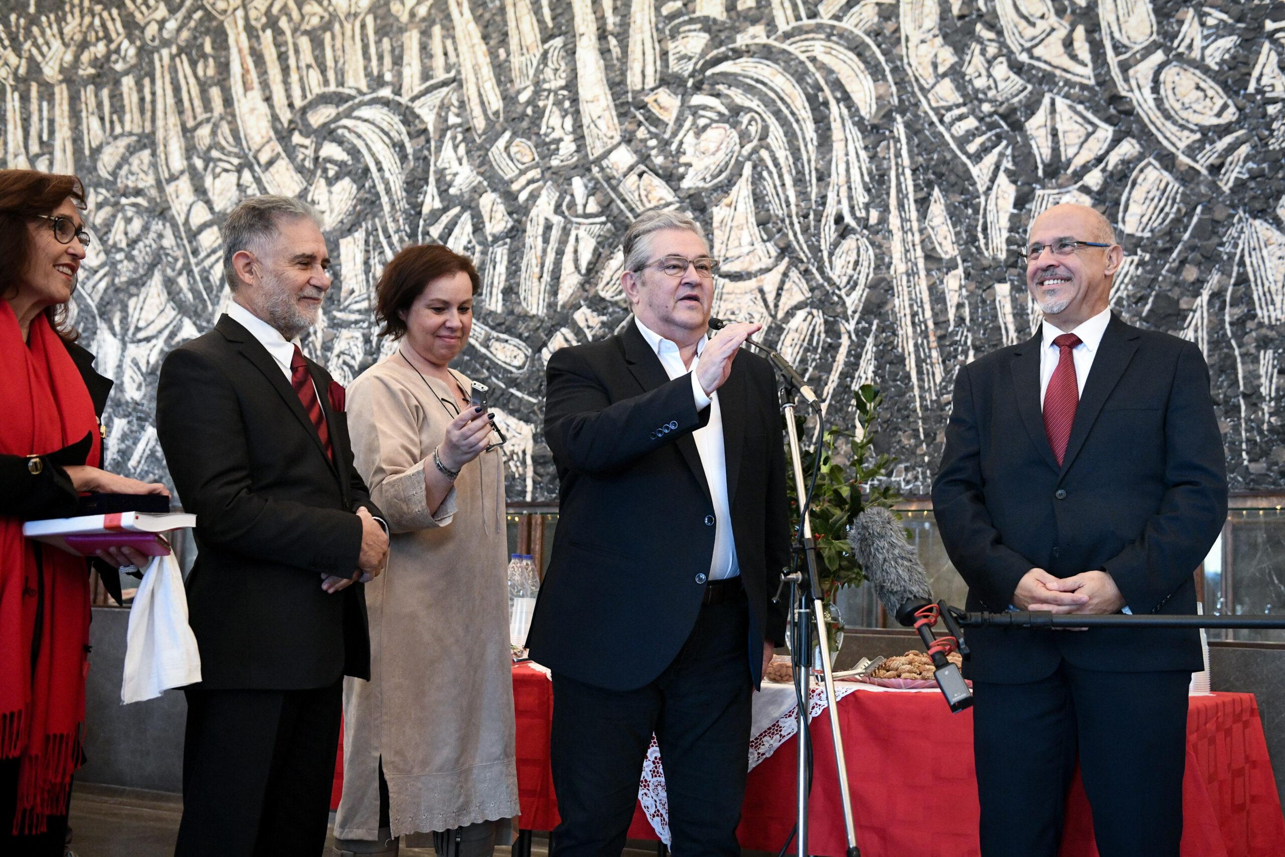 Χριστουγεννιάτικα κάλαντα στην τσακώνικη διάλεκτο έψαλλαν στον Δημήτρη Κουτσούμπα