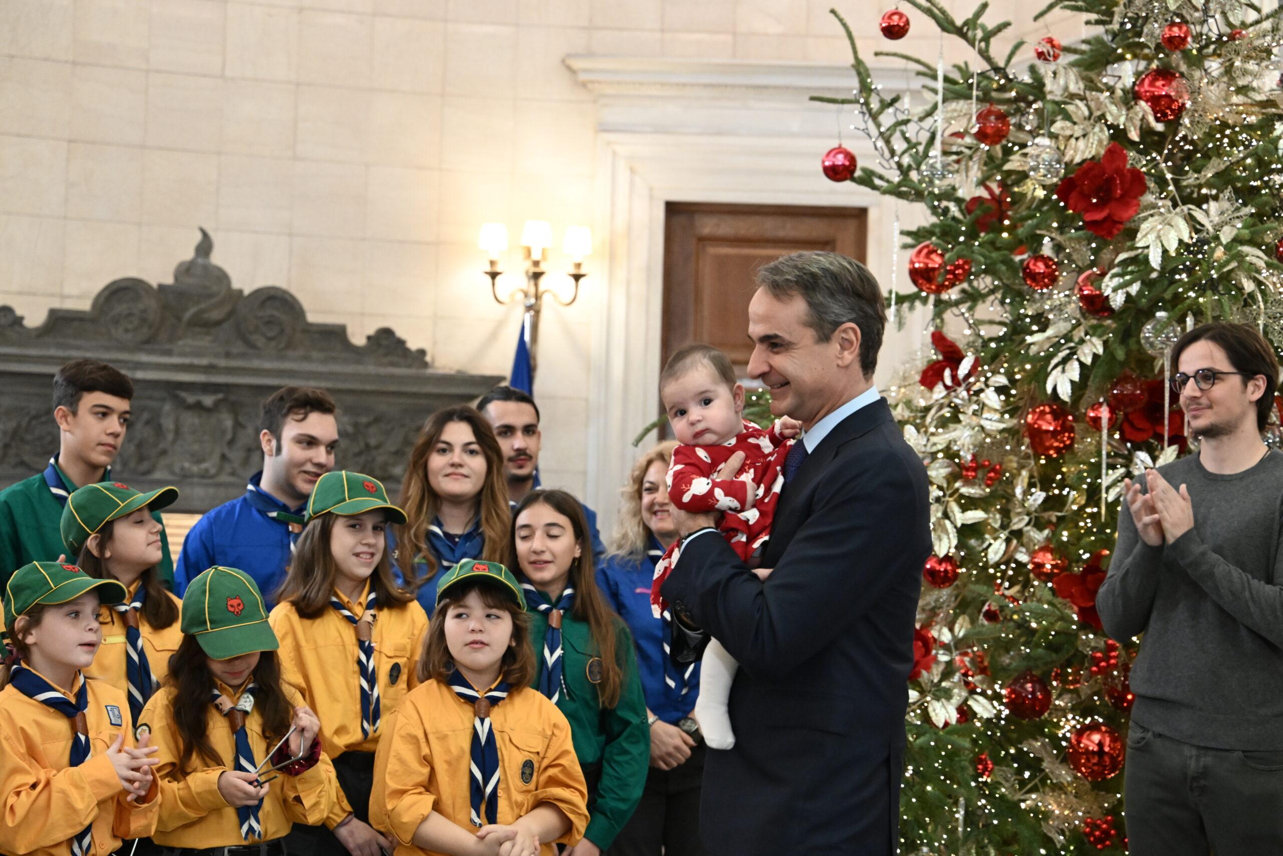 Ο Κυριάκος Μητσοτάκης άκουσε τα κάλαντα από το Σώμα Ελλήνων Προσκόπων (ΕΙΚΟΝΕΣ)