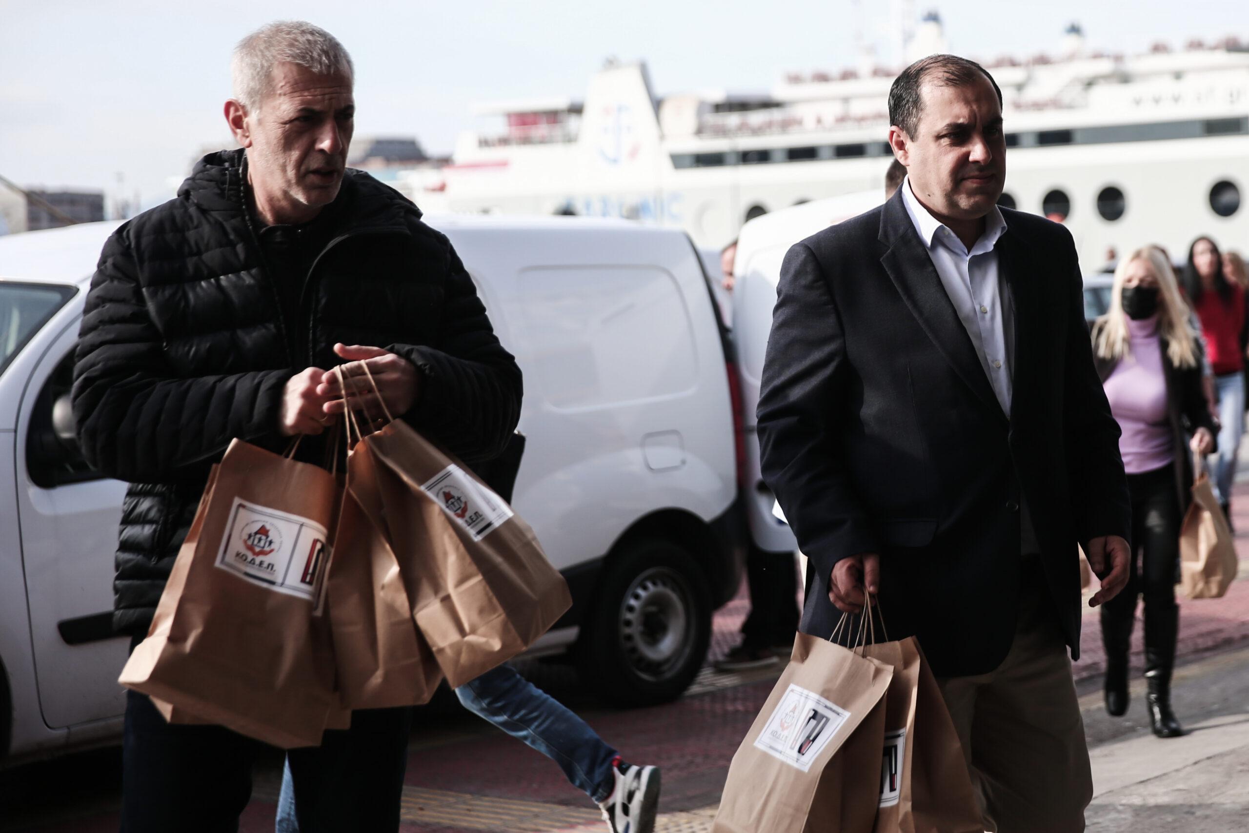 Γεύματα αγάπης στους αστέγους στο λιμάνι από τον Δήμο Πειραιά και την ΚΟ.Δ.Ε.Π. (ΕΙΚΟΝΕΣ)