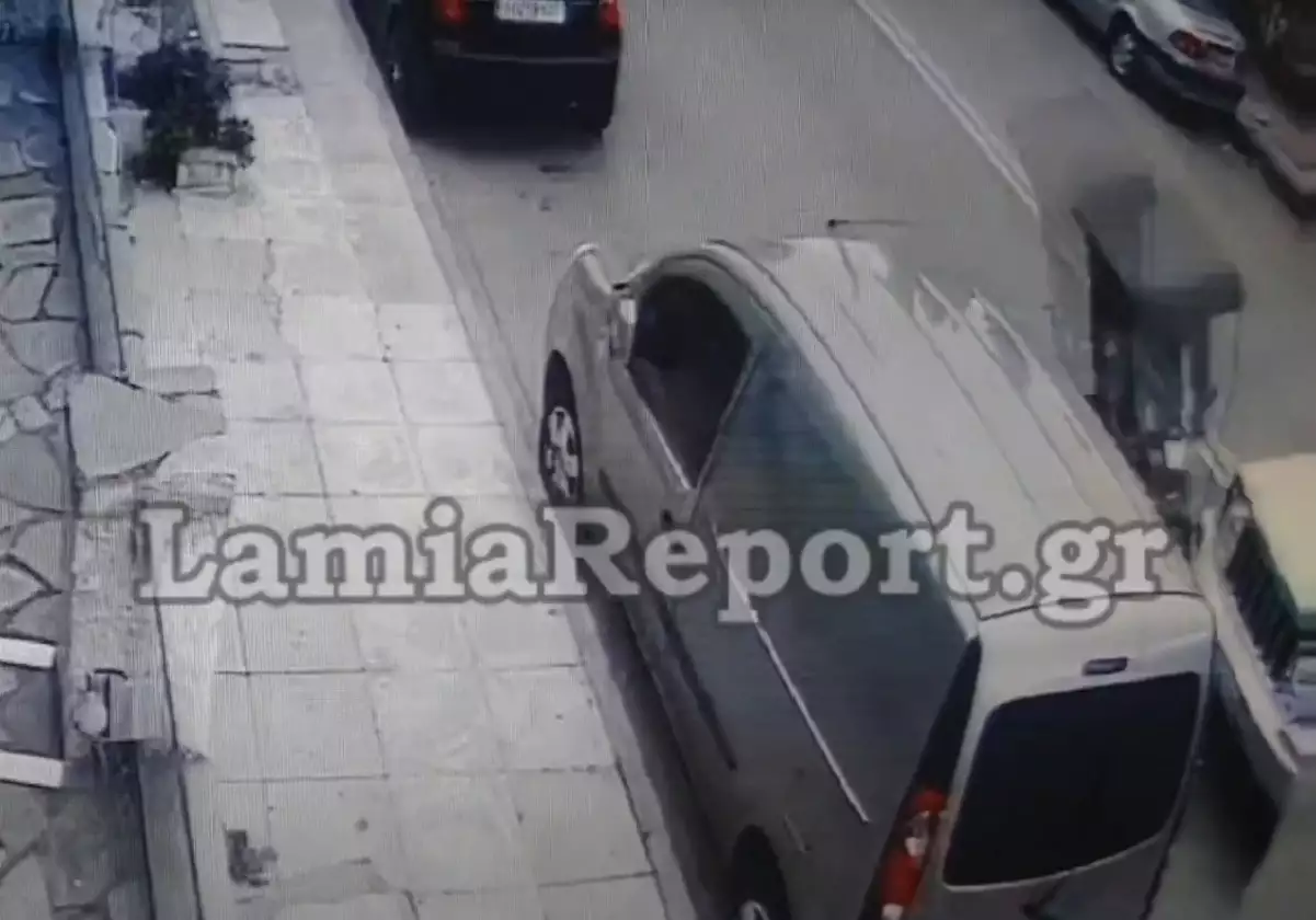 Λαμία: Η στιγμή που ντελιβεράς συγκρούεται με αυτοκίνητο που έκανε αναστροφή σε κεντρικό δρόμο