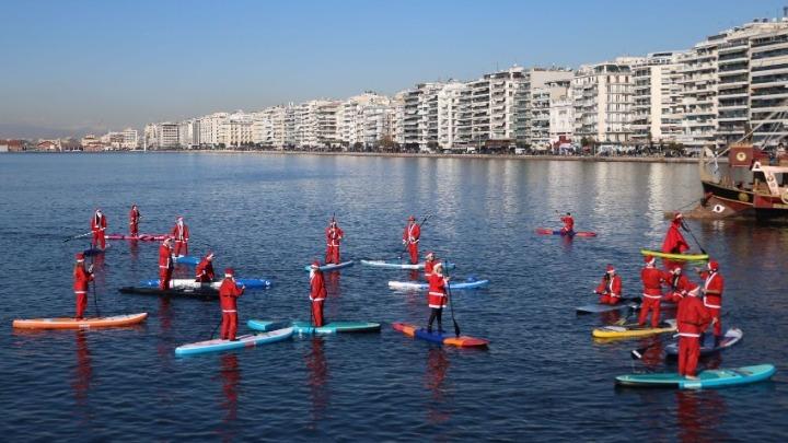 Θεσσαλονίκη: Αγιοβασίληδες έκαναν κουπί στον Θερμαϊκό