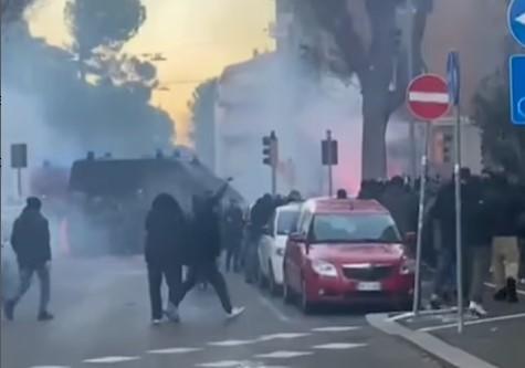 Επεισόδια με ξύλο και φωτοβολίδες μεταξύ οπαδών πριν την έναρξη του Μπολόνια – Ρόμα
