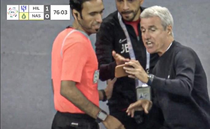 Έξαλλος ο προπονητής της Αλ Νασρ – Έδειχνε στον διαιτητή από το κινητό το γκολ του Ρονάλντο