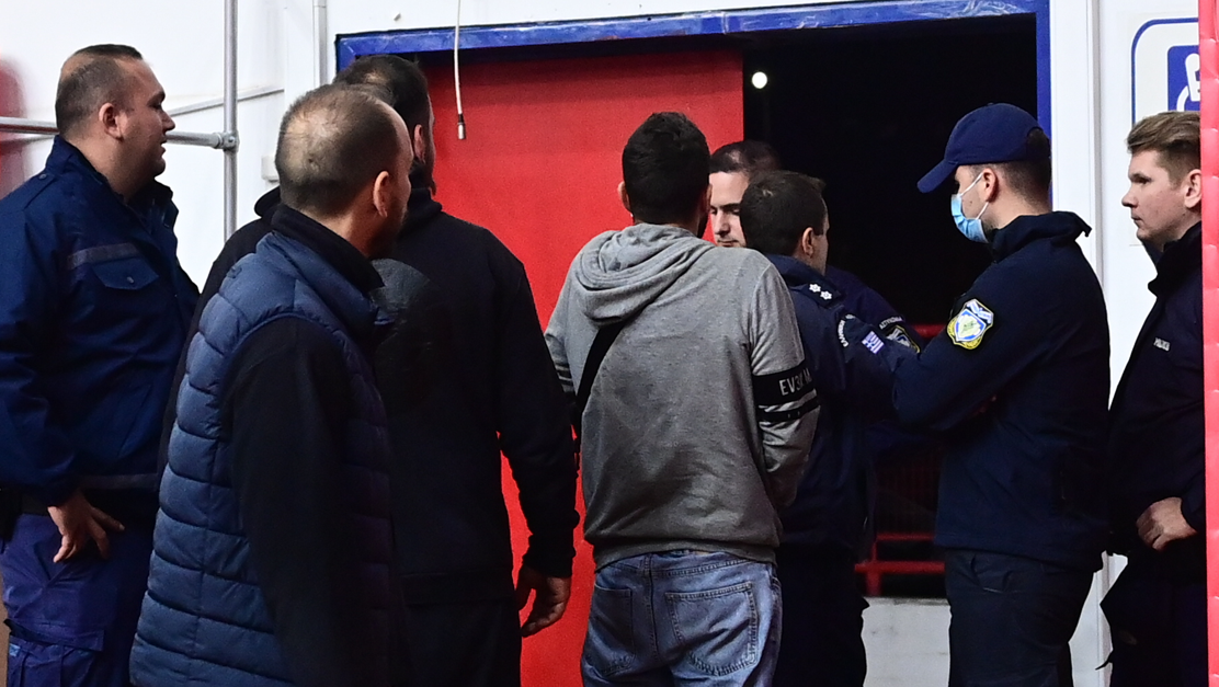 Σε κρίσιμη κατάσταση παραμένει ο αστυνομικός που τραυματίστηκε στα επεισόδια στου Ρέντη