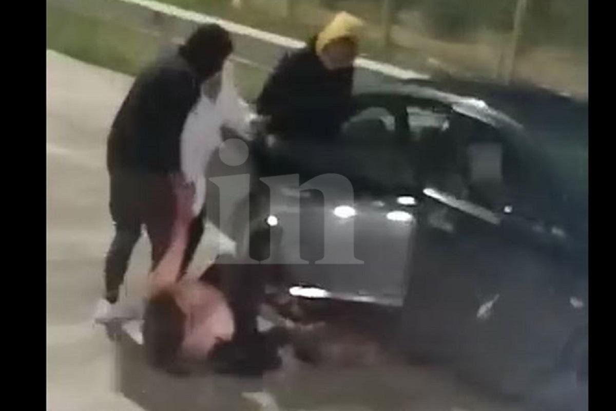 Αίγιο: Βίντεο ντοκουμέντο με απόπειρα αρπαγής γυναίκας – Προσπαθούσαν να την βάλουν στο αυτοκίνητο