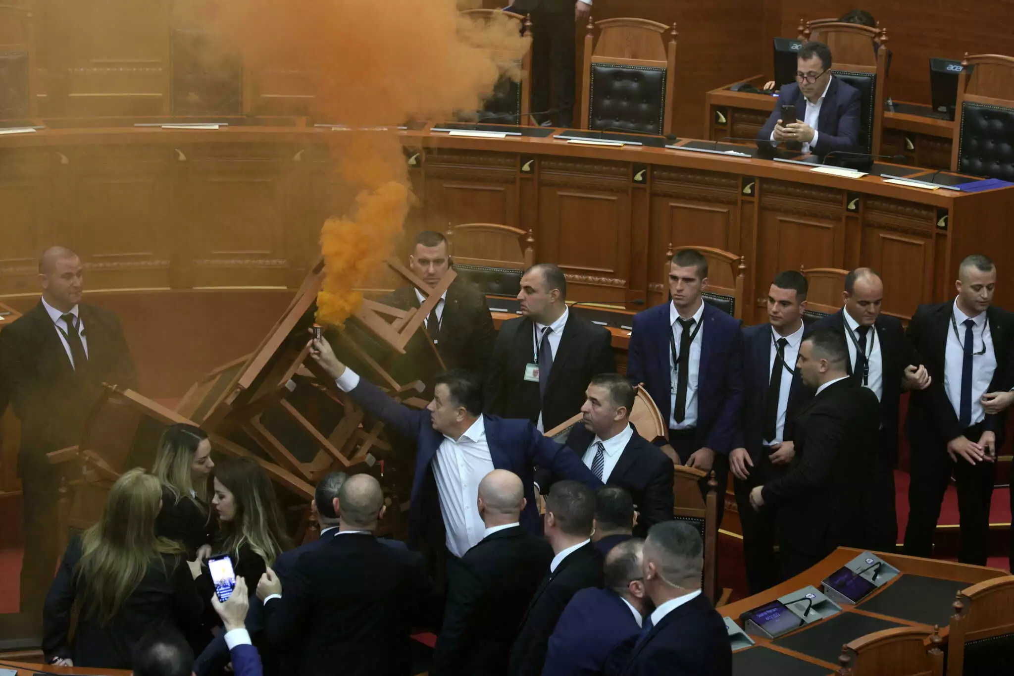 Αλβανία: Σκηνές απείρου κάλλους στη Βουλή – Άναψαν πάλι καπνογόνα και αναποδογύρισαν τραπέζια (ΒΙΝΤΕΟ)