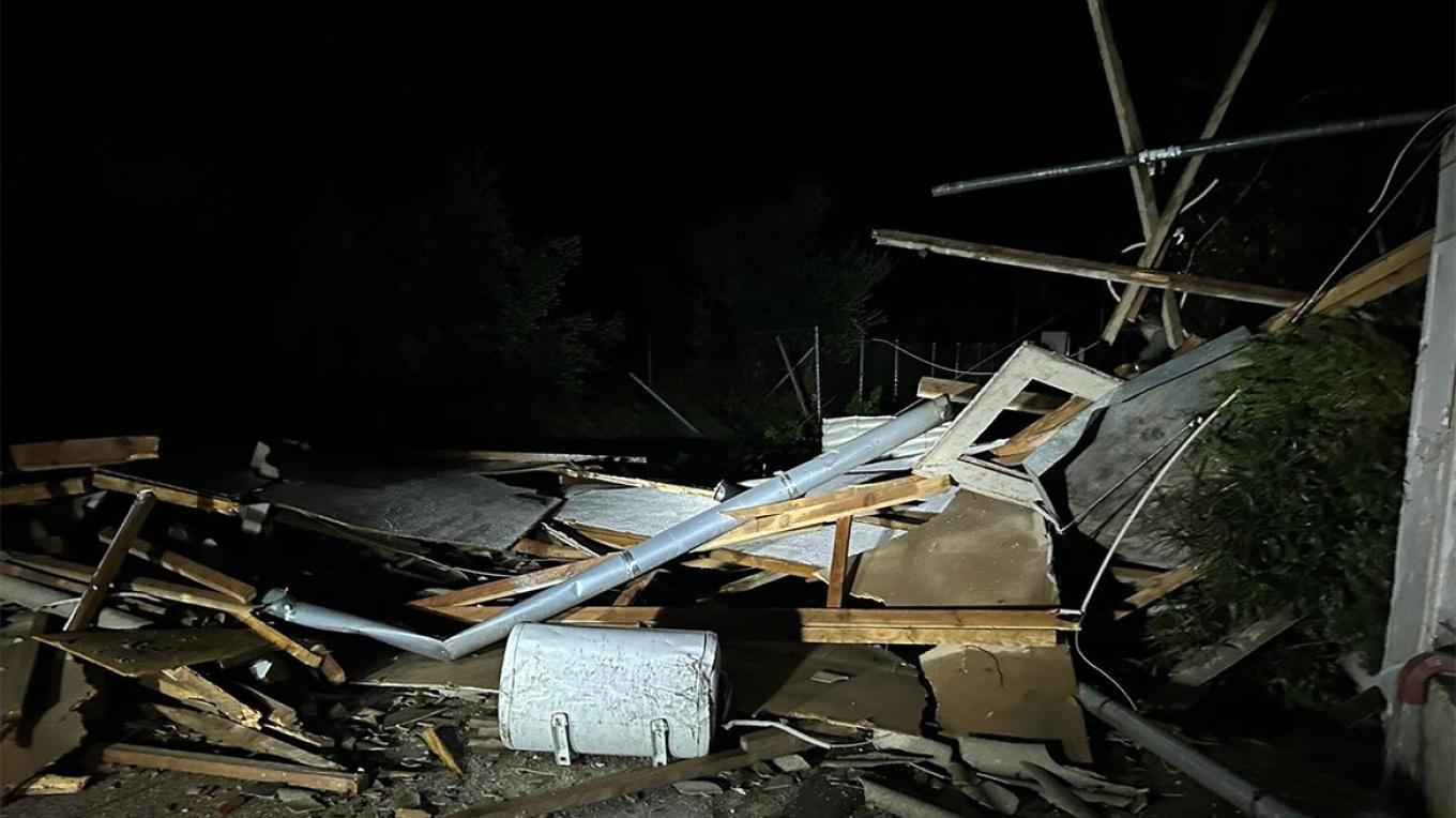 Βάρη: Ανεμοστρόβιλος διέλυσε σπίτι εξαμελούς οικογένειας
