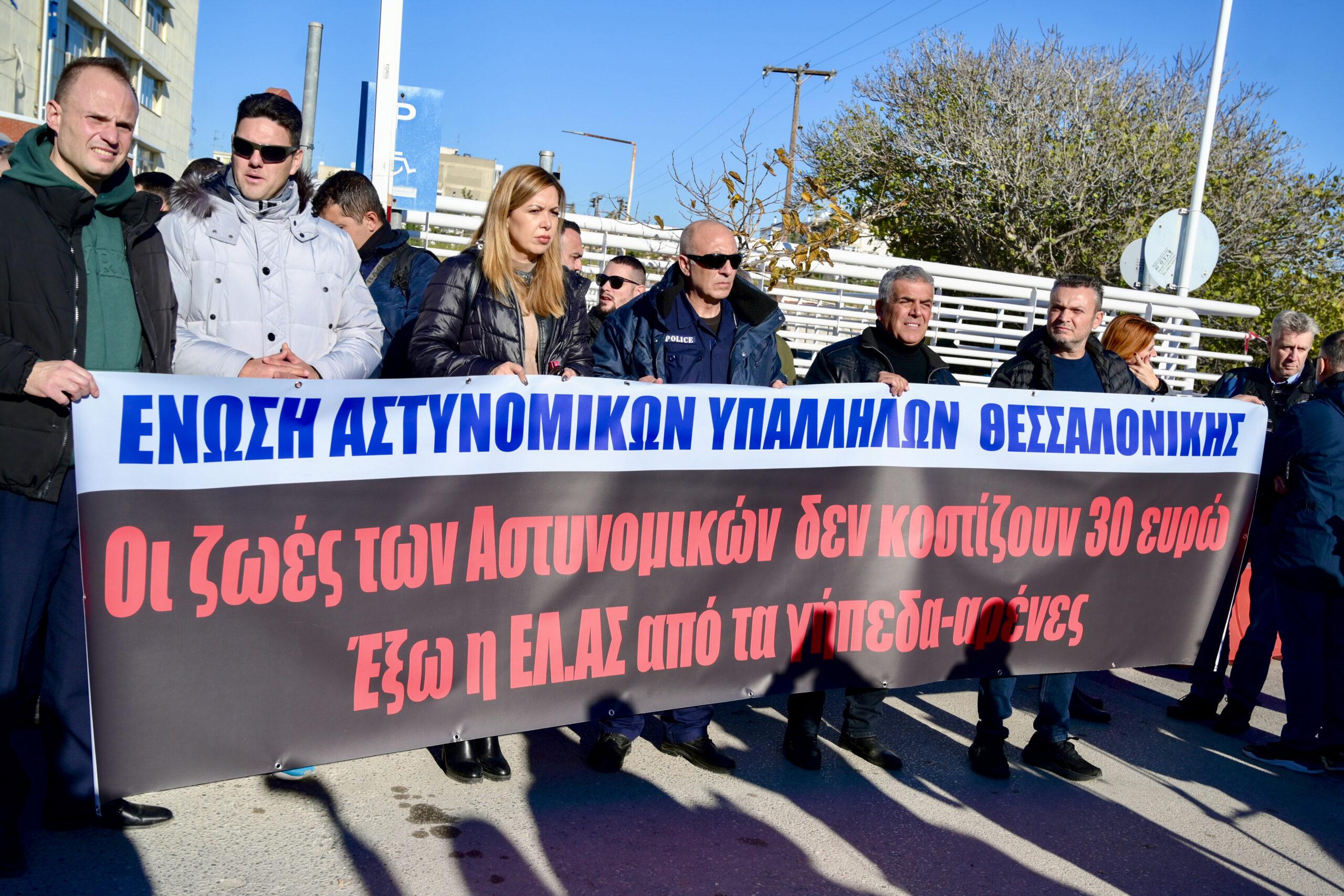 Θεσσαλονίκη: Διαμαρτυρία αστυνομικών με αφορμή τον σοβαρό τραυματισμό του 31χρονου συναδέλφου τους (ΦΩΤΟ)