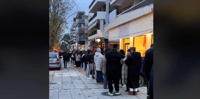 Θεσσαλονίκη: Ατελείωτες ουρές για ένα δωρεάν burger (ΒΙΝΤΕΟ)