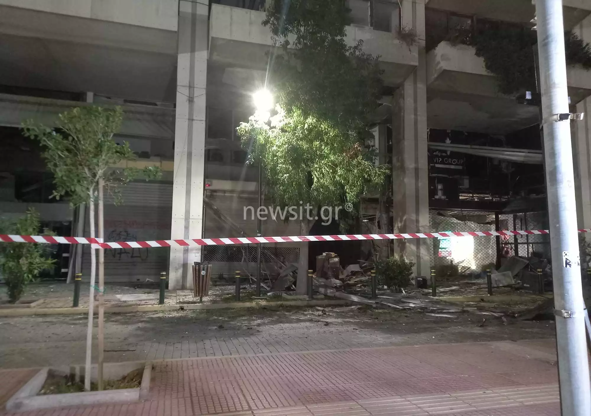 Πειραιάς: Ισχυρή έκρηξη σε είσοδο πολυκατοικίας – Εξερράγη εκρηκτικός μηχανισμός