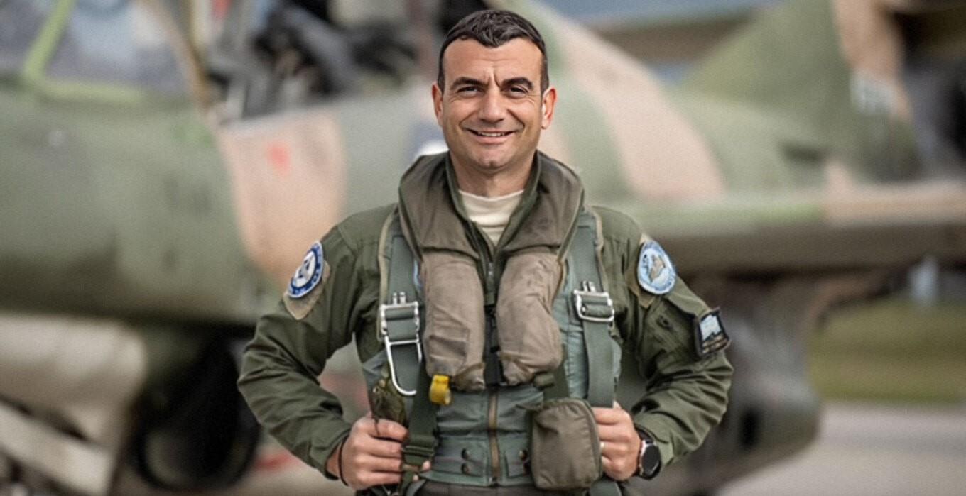Καλαμάτα: Θρήνος για τον πιλότο της Πολεμικής Αεροπορίας – Την μοιραία πτήση παρακολουθούσαν η σύζυγος και τα δύο του παιδιά