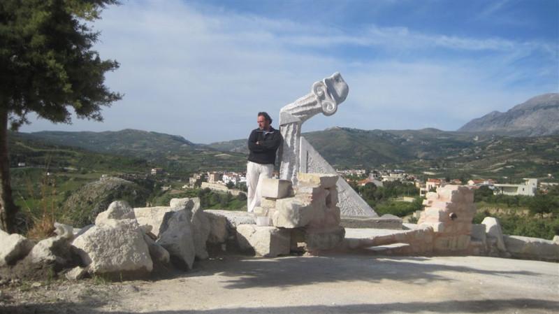 Ηράκλειο: Γλύπτης φτιάχνει έργα διαμαρτυρίας για την επιστροφή των Γλυπτών του Παρθενώνα