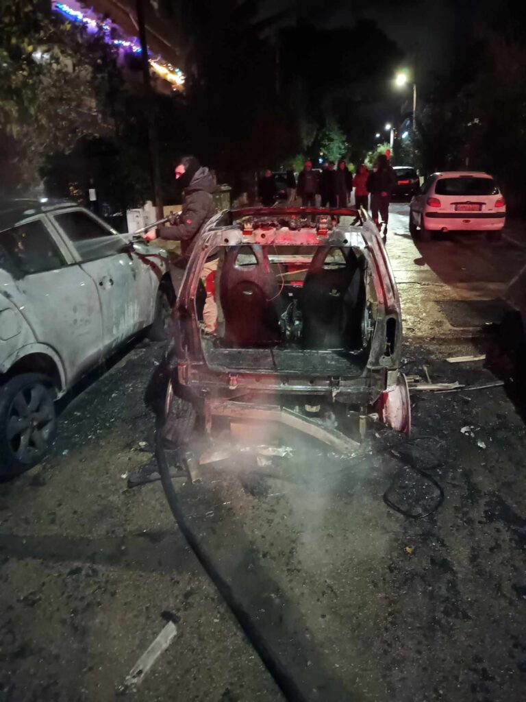 Αττική: Στις φλόγες 3 αυτοκίνητα στα Βριλήσσια