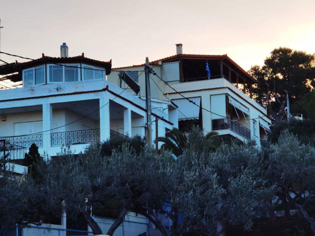 Καλύβια: Το τηλεφώνημα που «όπλισε» το χέρι του 16χρονου – Τι του είπε ο πατέρας του