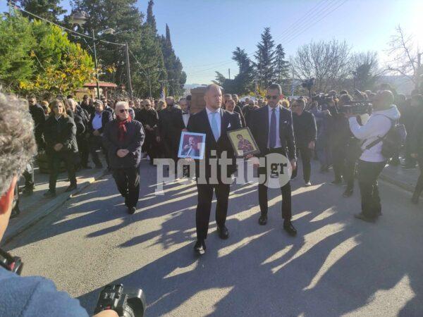 Βασίλης Καρράς: Στην τελευταία του κατοικία ο αγαπημένος τραγουδιστής (ΒΙΝΤΕΟ & ΦΩΤΟ)
