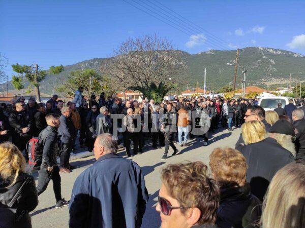 Βασίλης Καρράς: Πλήθος κόσμου στο Κοκκινοχώρι για το τελευταίο "αντίο" στον σπουδαίο τραγουδιστή (ΦΩΤΟ)