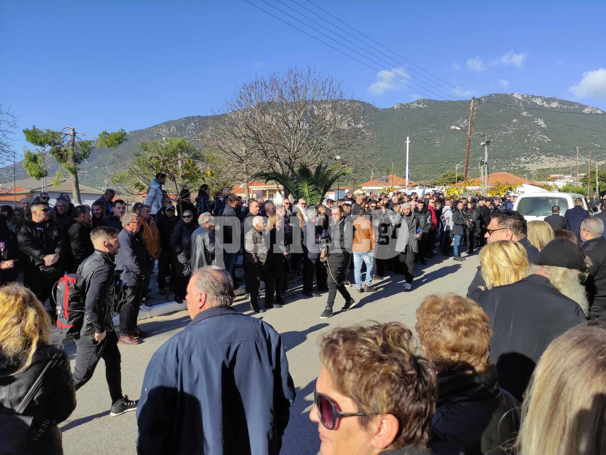 Βασίλης Καρράς: Πλήθος κόσμου στο Κοκκινοχώρι για το τελευταίο “αντίο” στον σπουδαίο τραγουδιστή (ΒΙΝΤΕΟ & ΦΩΤΟ)