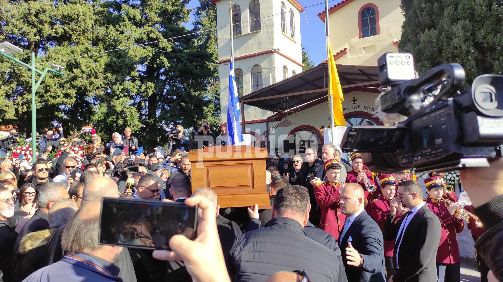 Βασίλης Καρράς: Τελέστηκε το τρισάγιο στη μνήμη του αγαπημένου τραγουδιστή – Θρήνος από φίλους και θαυμαστές (ΒΙΝΤΕΟ & ΦΩΤΟ)