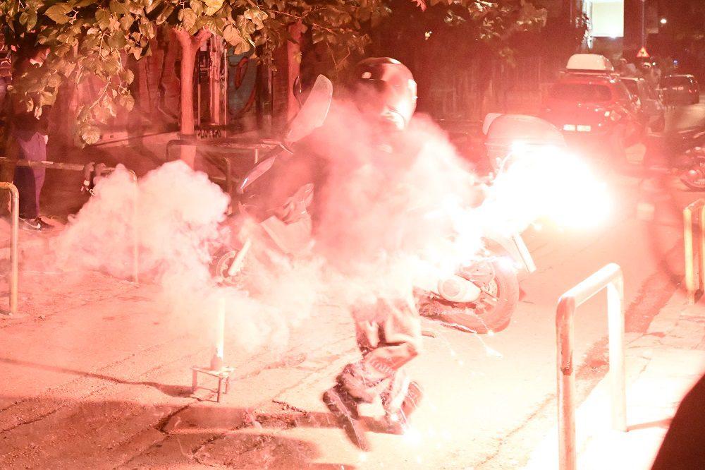 Επεισόδια στου Ρέντη: Περισσότερες από 10 ναυτικές βολίδες έριξαν προς τους αστυνομικούς