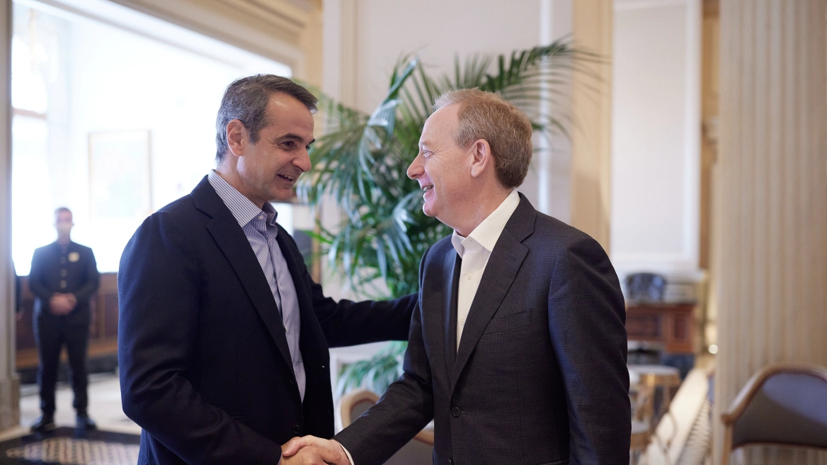 Συνάντηση Μητσοτάκη με τον πρόεδρο της Microsoft στο Ντουμπάι