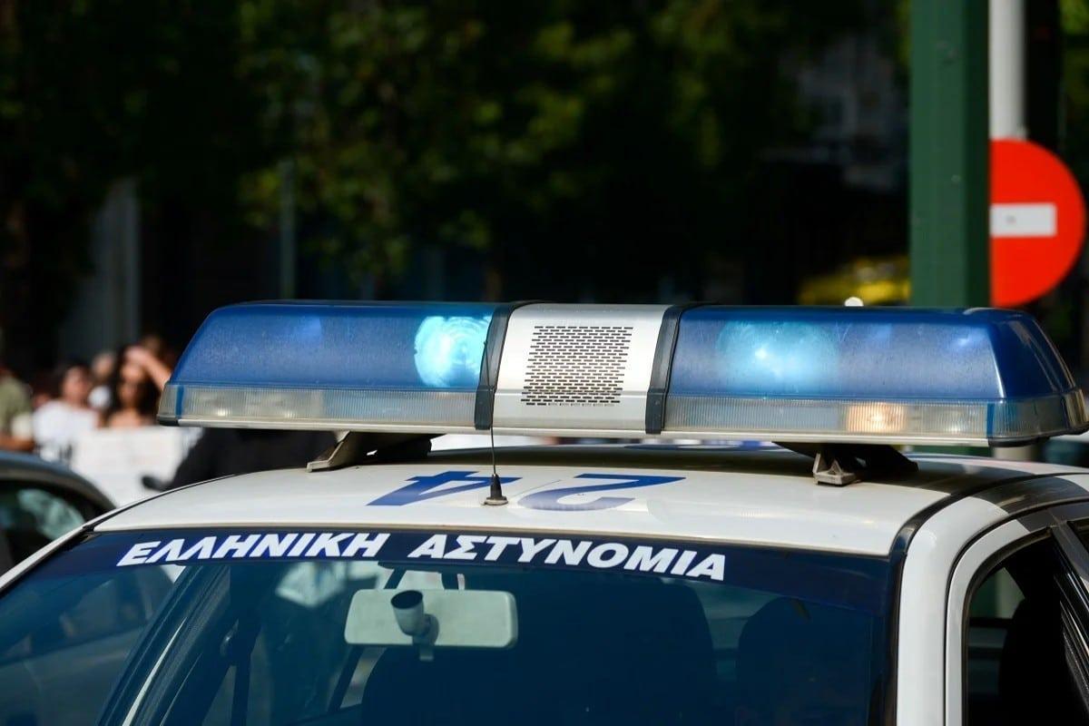 Θεσσαλονίκη: ΙΧ έπεσε πάνω σε έξι σταθμευμένα αυτοκίνητα μετά από «τρελή» πορεία – Δύο τραυματίες