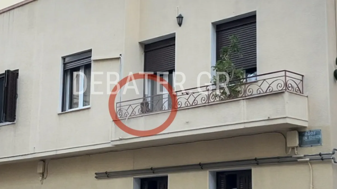 Πετράλωνα: Σύλληψη άνδρα σε απευθείας μετάδοση αφού σκαρφάλωσε σε μπαλκόνι προσπαθώντας να βιάσει δύο κοπέλες (ΒΙΝΤΕΟ)