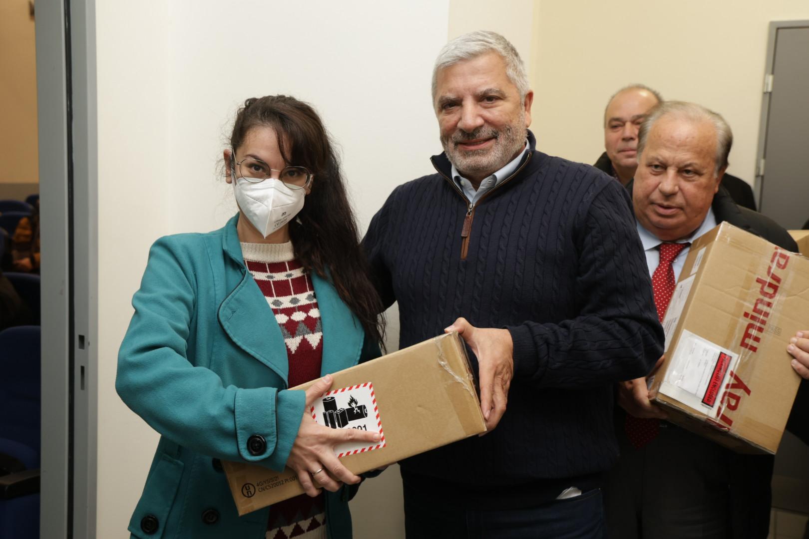 Περιφέρεια Αττικής: Προσφορά σύγχρονων απινιδωτών σε 20 Δήμους της Αττικής