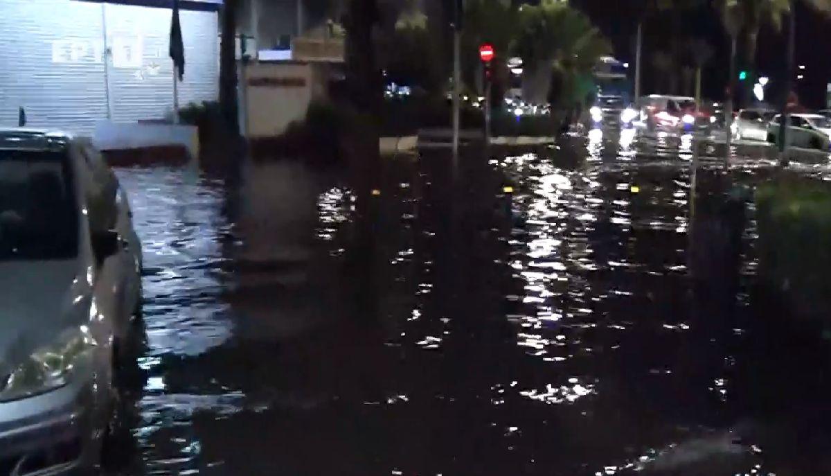 Αττική: Πλημμύρισαν οι δρόμοι στο Παλαιό Φάληρο – Με δυσκολία η κυκλοφορία των οχημάτων στην Ποσειδώνος (ΒΙΝΤΕΟ)