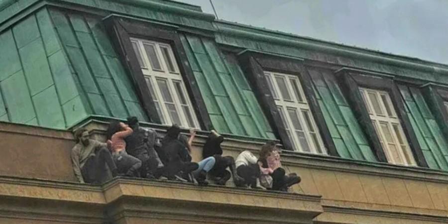 Μακελειό στην Πράγα: Συγκλονιστικό βίντεο ντοκουμέντο – Έντρομοι φοιτητές πηδούν από τα παράθυρα για να σωθούν