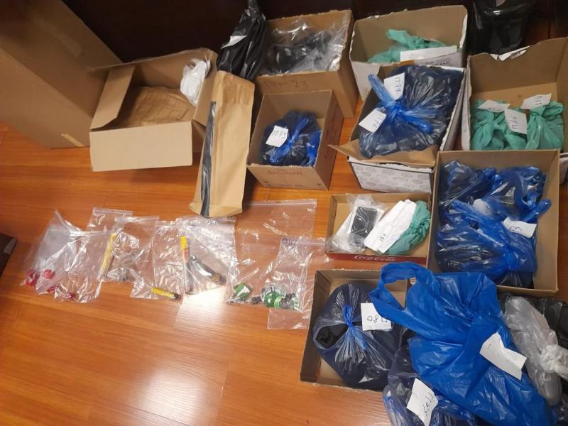 Μαχαίρια και φωτοβολίδες βρέθηκαν στο κλειστό του Ρέντη – Δείτε εικόνες