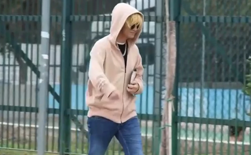 Ο Σάκης Ρουβάς αποδέχθηκε το challenge του Fipster και μοίρασε φυλλάδια φορώντας ξανθιά περούκα (ΒΙΝΤΕΟ)