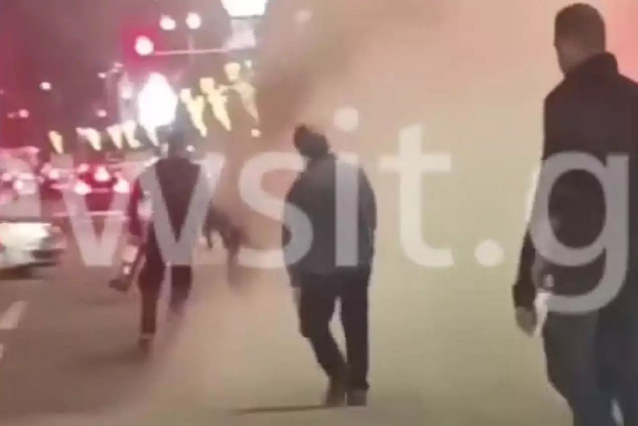 Καλλιθέα: Στις φλόγες αυτοκίνητο στη λεωφόρο Θησέως