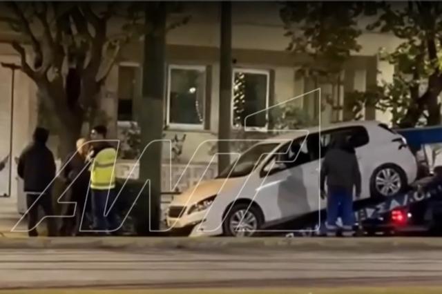 Αθήνα: Τροχαίο ατύχημα κοντά στη Βουλή με ΙΧ να πέφτει πάνω σε περίπτερο