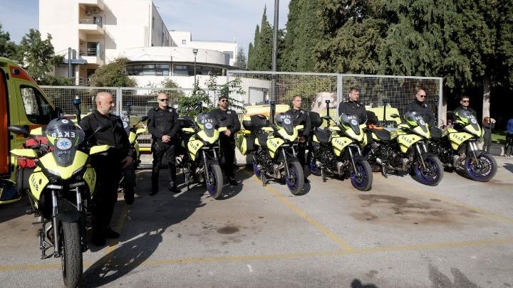 Περιφέρεια Αττικής: Παραλήφθηκαν από το ΕΚΑΒ ασθενοφόρα, 20 μηχανές και 8 κινητές μονάδες ταχείας επέμβασης