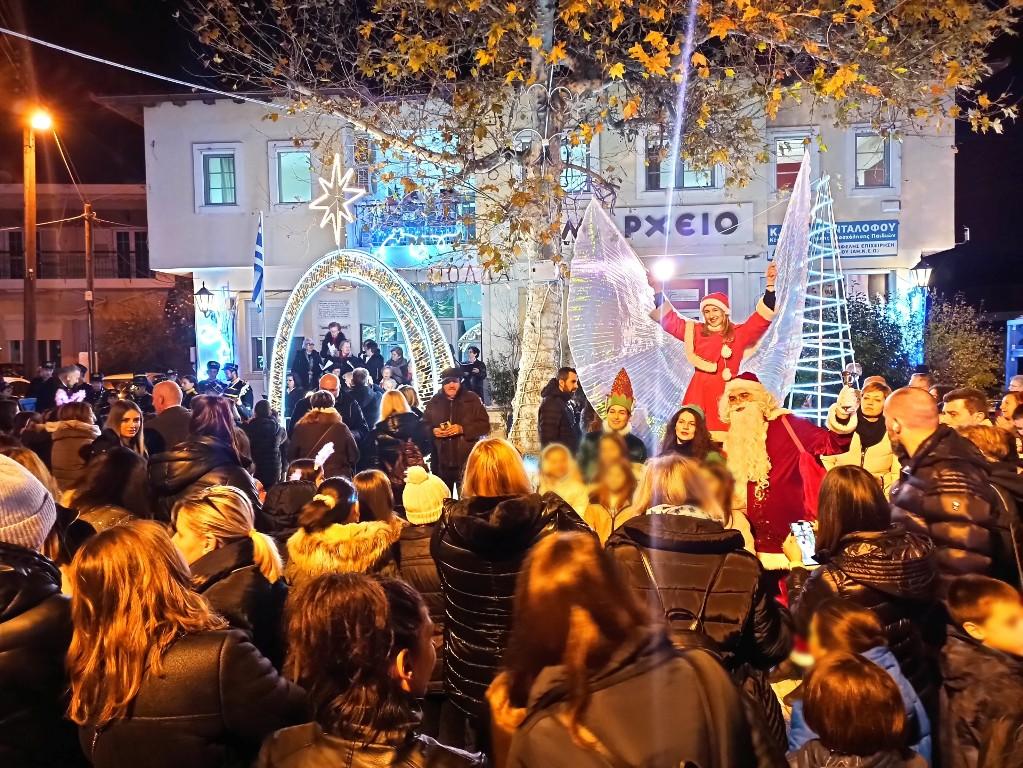 Δ. Ωραιοκάστρου: Φωταγωγήθηκε το χριστουγεννιάτικο δέντρο στον Πεντάλοφο με δρώμενα για τα παιδιά και παραδοσιακούς χορούς