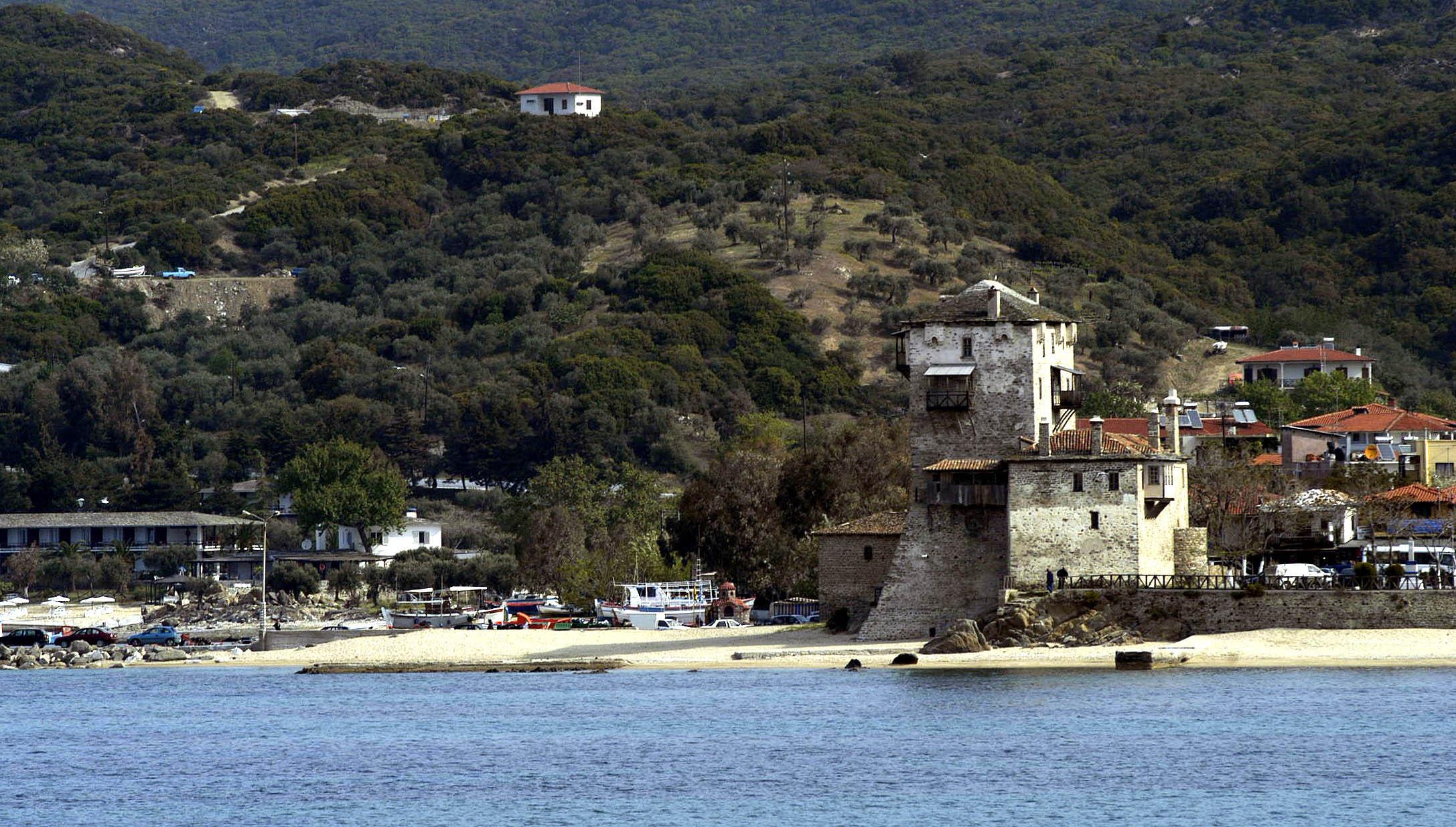 Χαλκιδική: Βλάβη σε καράβι με 57 επιβάτες