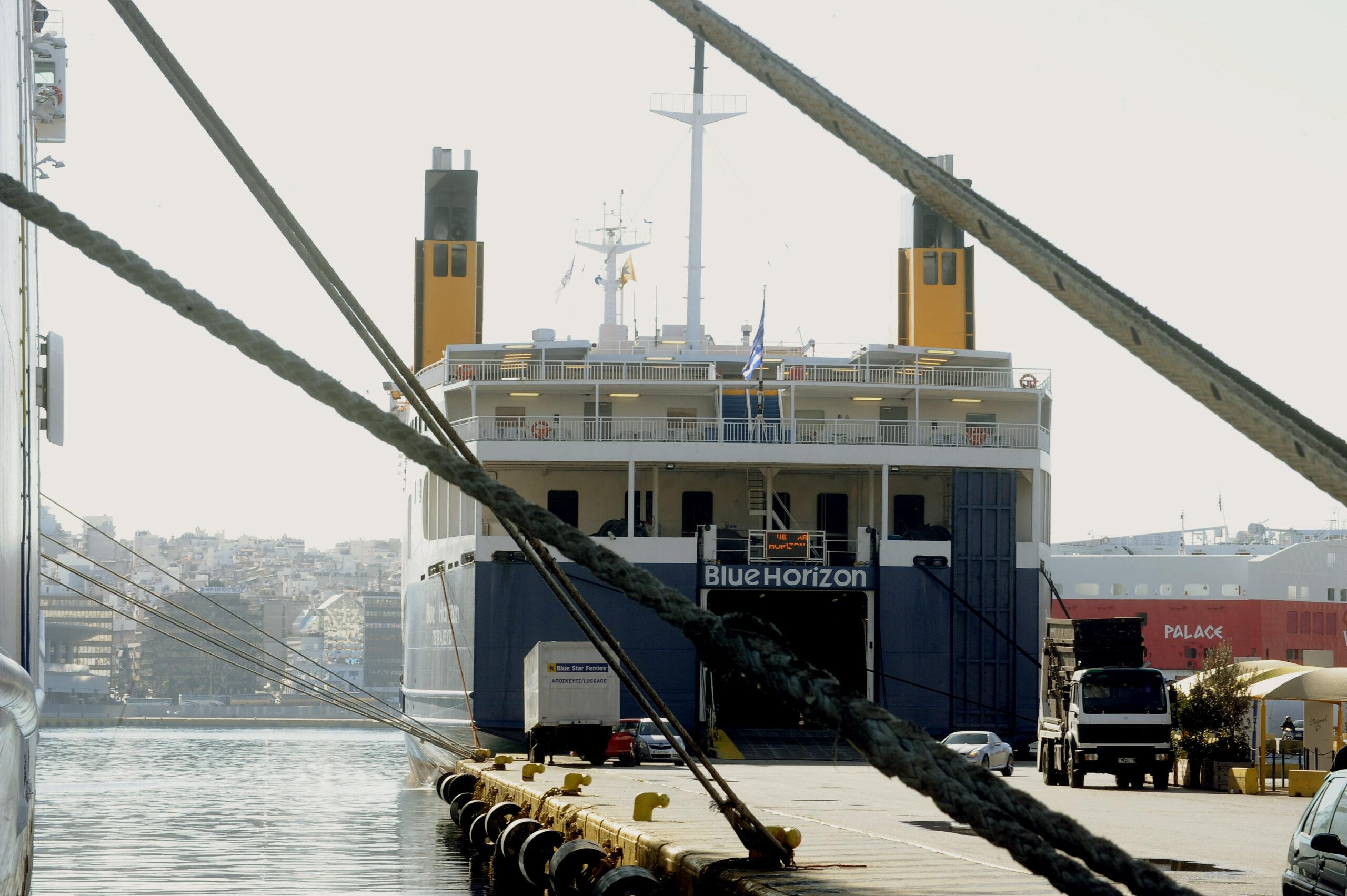 Δεμένα παραμένουν τα πλοία σε Πειραιά, Ραφήνα και Λαύριο, λόγω των ισχυρών ανέμων