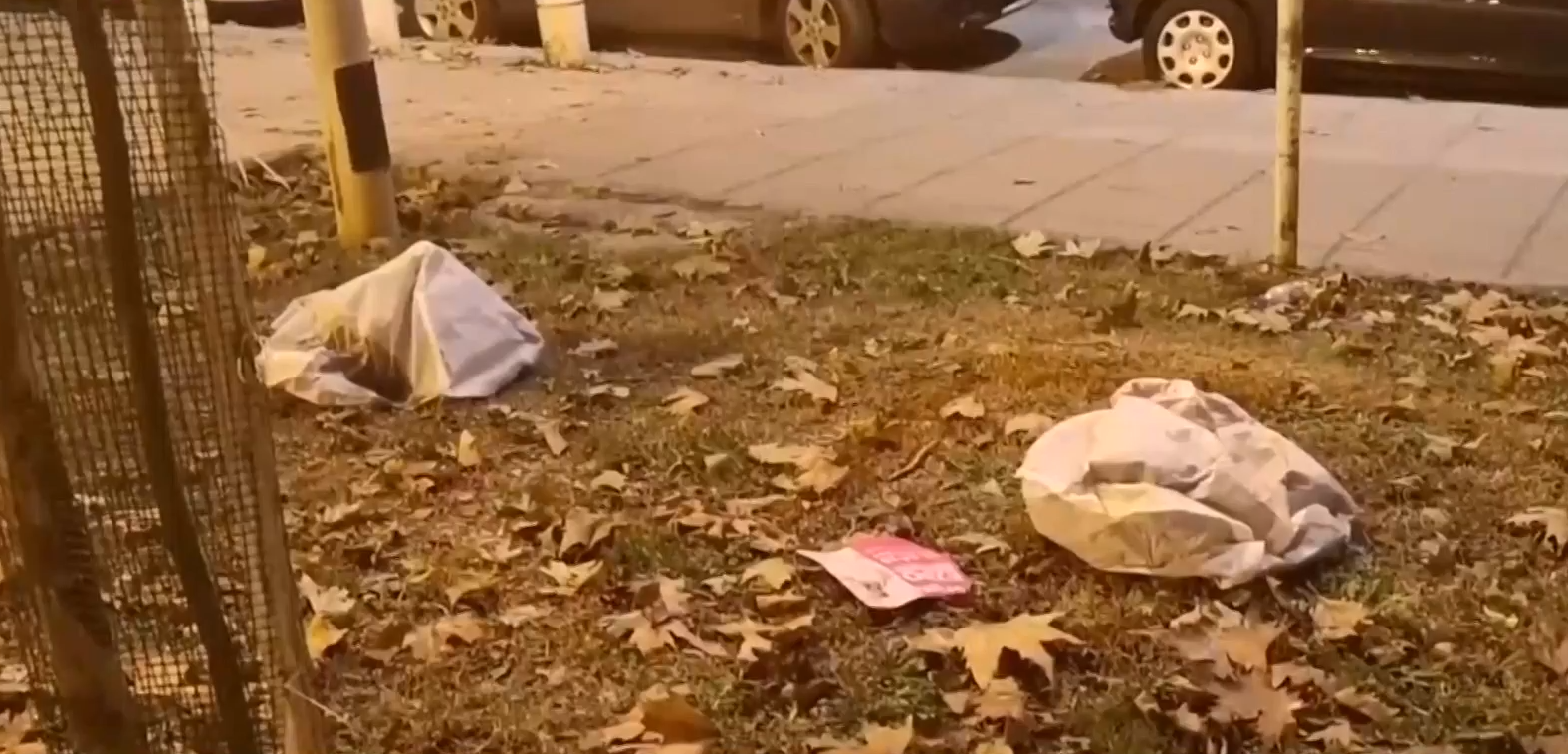Θεσσαλονίκη: Χιλιάδες πεταμένα φαναράκια στους δρόμους μετά τις εορταστικές εκδηλώσεις