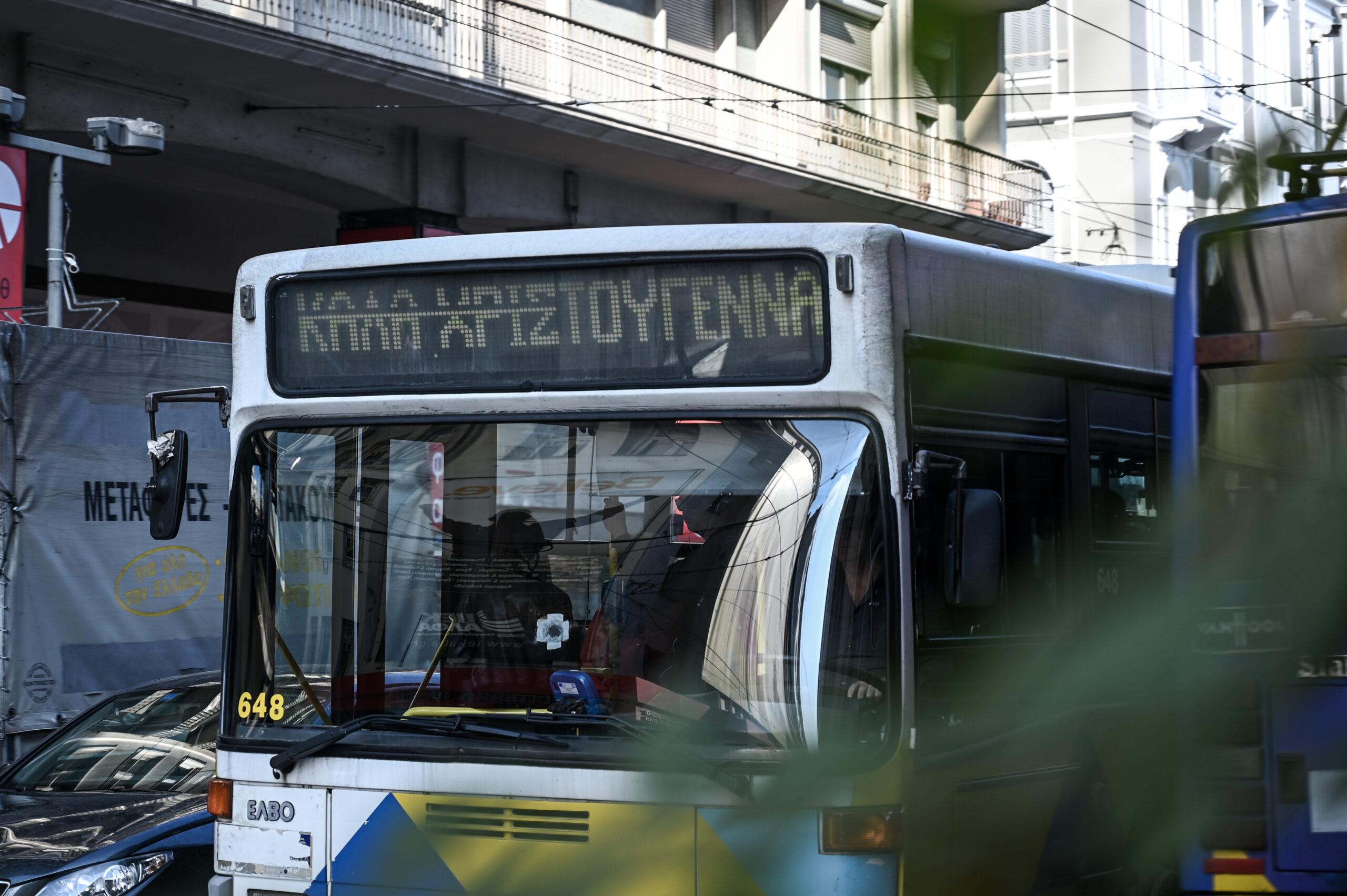 Αττική: Οδηγός αστικού λεωφορείου λύνει σταυρόλεξο εν ώρα οδήγησης (ΒΙΝΤΕΟ)