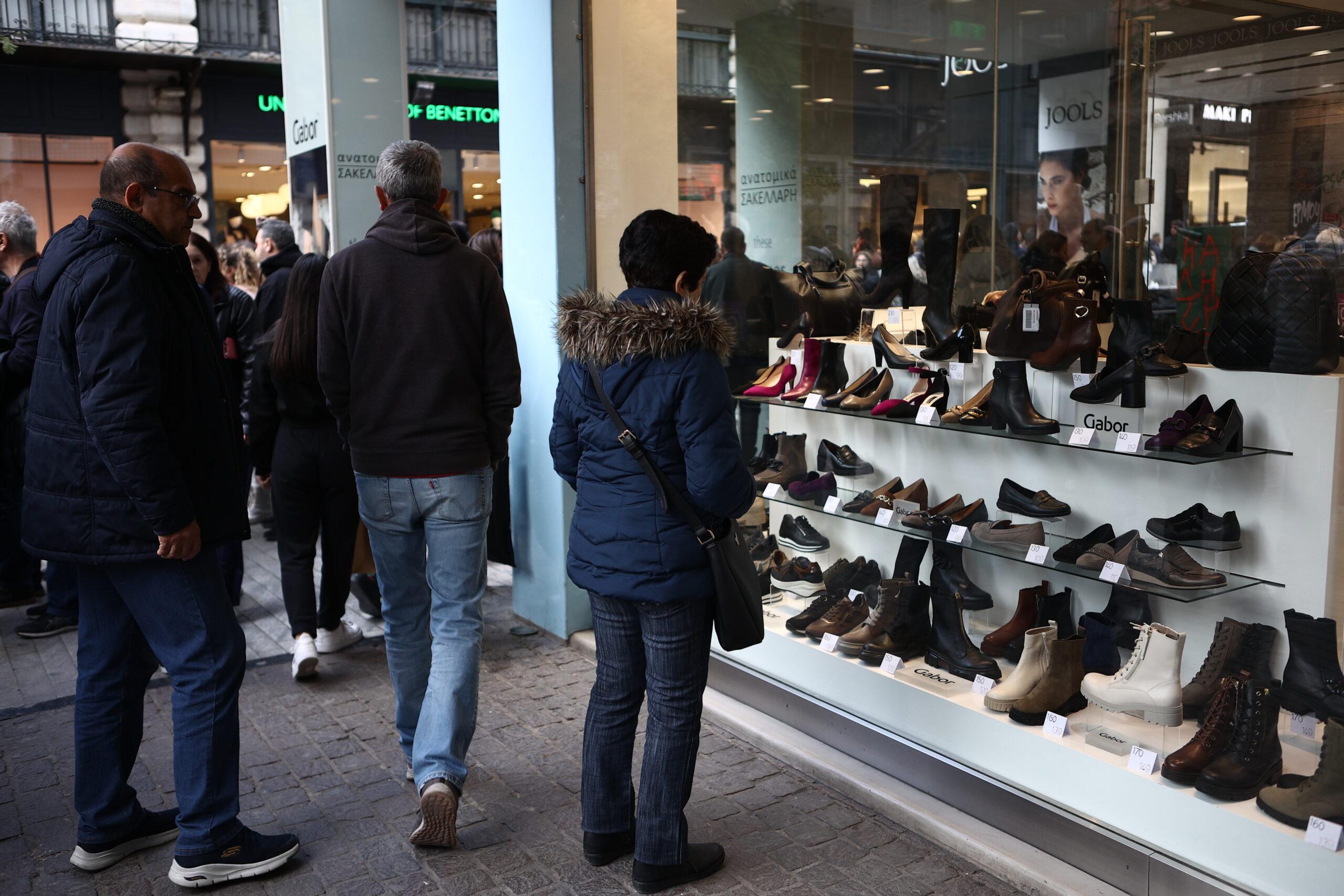 Κλειστά σήμερα τα εμπορικά καταστήματα – Πότε ξεκινούν οι χειμερινές εκπτώσεις