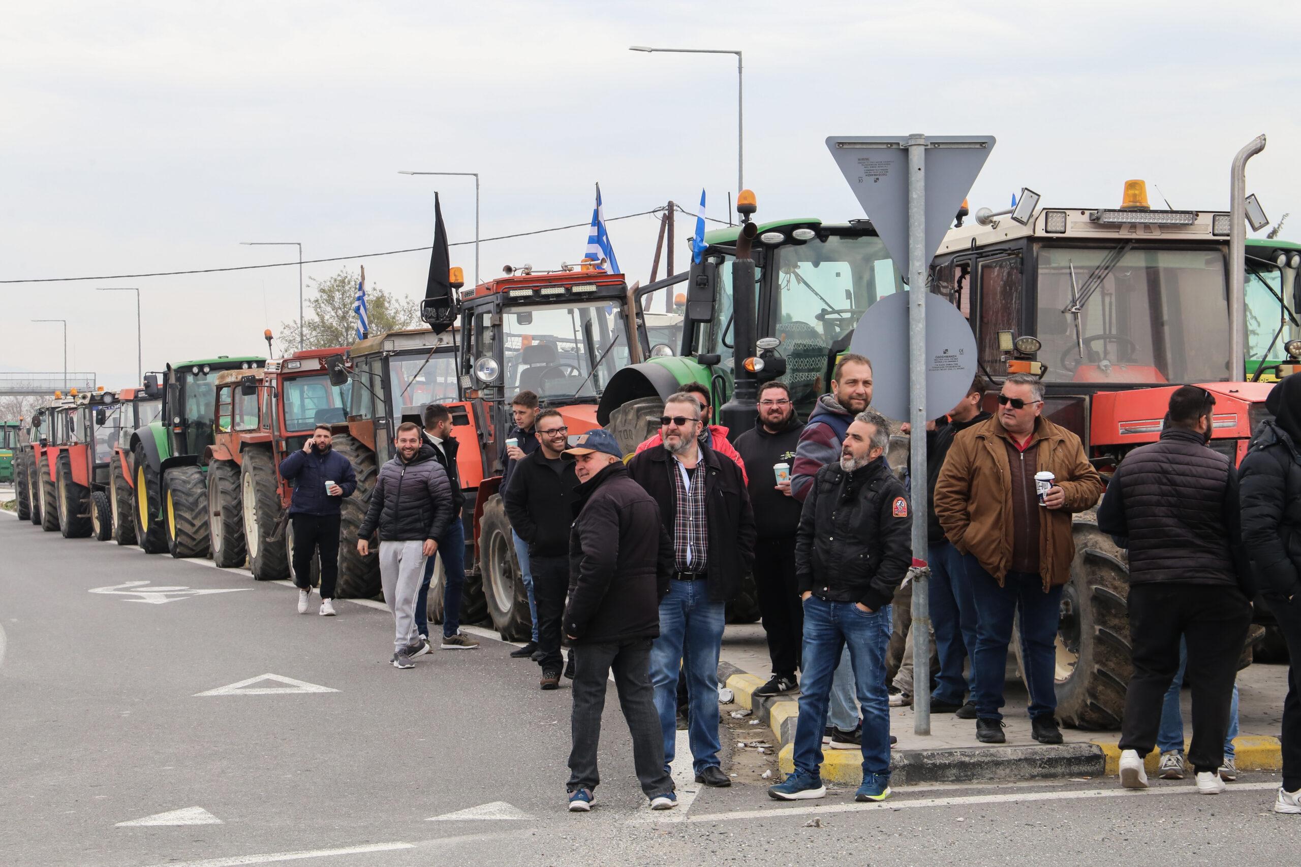 Πτολεμαΐδα: «Επί ποδός» τα τρακτέρ στο Μαυροδένδρι