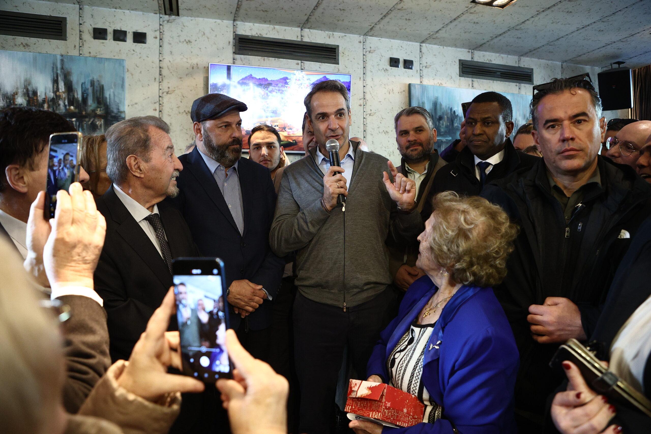 Η ακρίβεια “κατασπαράζει” τις αυξήσεις μισθών και προβληματίζει τον Μητσοτάκη